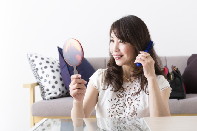 簡単にムラなく白髪染めする7つのコツを解説